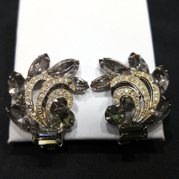 Weiss Gray Clear Rhinestone Earrings, Rhodium Plated, 1960s Vintage Jewelry - Picture 5 of 10